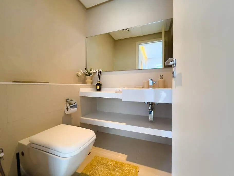 Modern 1Br Panoramic View, West Avenue Apartment Dubai