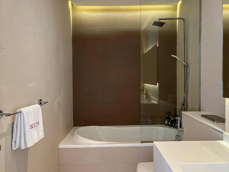 Modern 1Br Panoramic View, West Avenue Apartment Dubai
