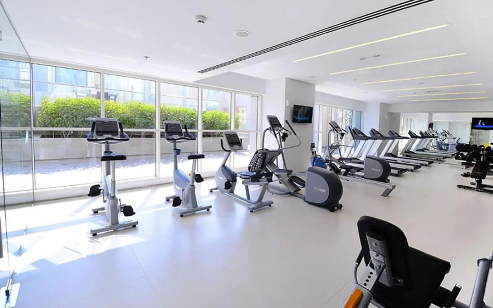 Modern 1Br Panoramic View, West Avenue Apartment Dubai